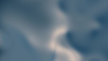 Bu video, soğuk havanın huzur dolu görsellerle ve yavaş, sinematik hikaye anlatıcılığıyla buluştuğu soğuk anların sessiz güzelliğini yakalıyor. Yumuşak tonlarla, ince hareketlerle ve sakin bir atmosferle izleyicileri duraklamaya, nefes almaya davet eder.