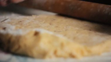 Fırıncı hamur yoğuruyor masada merdaneyle