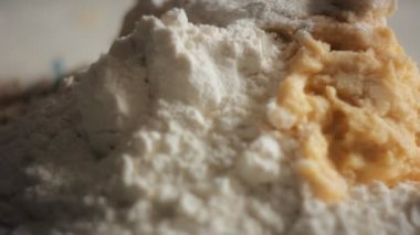 Mutfak masasının üzerinde hamur yoğurma yakınındaki masanın üzerine unu hamur yoğurma Baker. Kurabiye ev Video hamur kurabiye yapma..