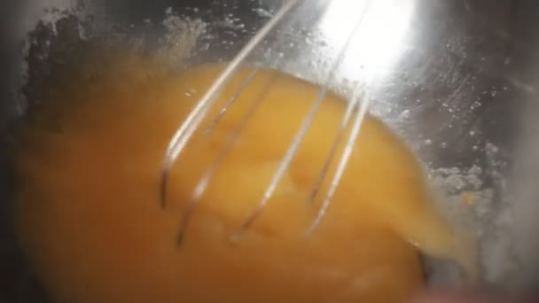 Chicoteando ovos para massa de biscoito Close-up — Vídeo de Stock