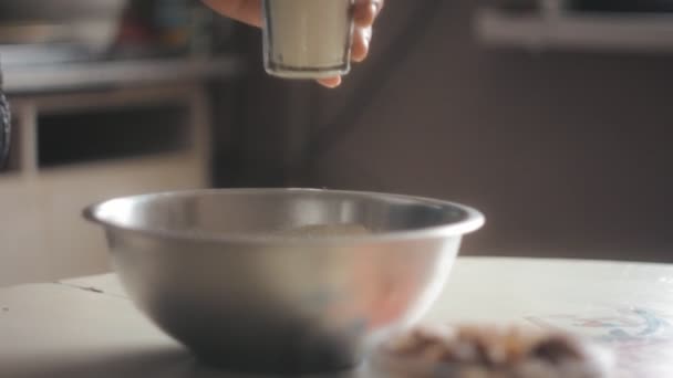 Cocinar en casa. Hand Man vierte un vaso de harina en un tazón para amasar. Video de masa para galletas . — Vídeos de Stock