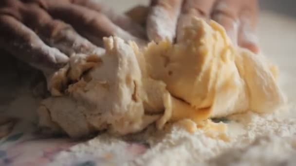 Dolly Shot of Man mains pétrissant la pâte sur la table .