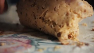 Eller Baker hamur ezilmiş fındık eklenir.