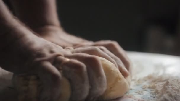 Пекарь кладет тесто в муку на стол, Долли Шот Человека кладет тесто на стол . — стоковое видео