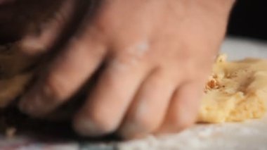 Eller Baker hamur ezilmiş fındık eklenir