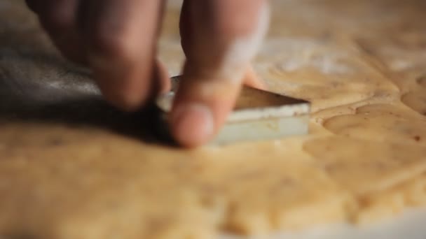 Z bliska strzał mężczyzna zrobić ciasteczka kształt serca — Wideo stockowe