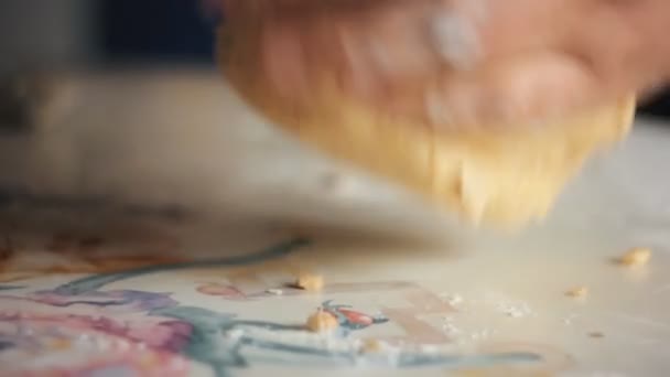 Процес прийняття тісто для печива з горіхами на свята. — стокове відео