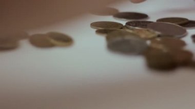 İki çocuk toplanan üzerinden yüzey, nakit kurtardı yakın para