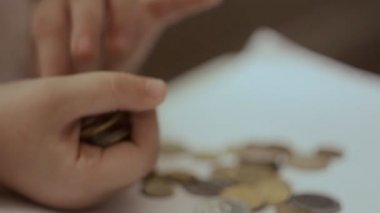 Palm ayak hafifçe sikke satın alma karşılığı kaydedilen için küçük bir çocuktur