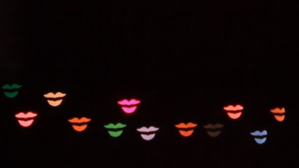 Glödande siffror i form av läppar och kyss — Stockvideo