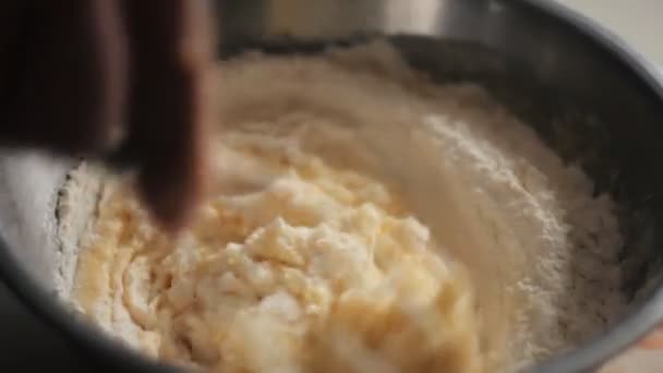 Proceso de pasteles caseros . — Vídeo de stock