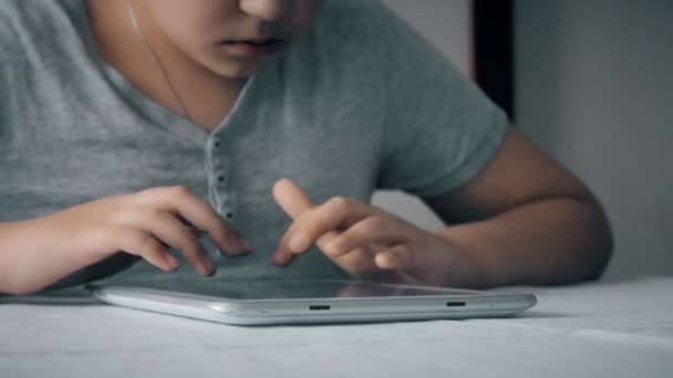 Lindo adolescente viendo película en Tablet Computer. Niño jugando en una tableta PC . — Vídeos de Stock