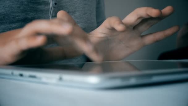 Lindo adolescente viendo película en Tablet Computer. Niño jugando en una tableta PC . — Vídeos de Stock