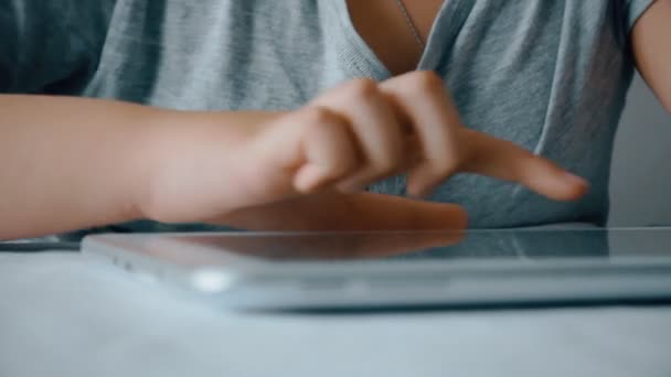 Carino adolescente guardando film sul computer Tablet. Bambino che gioca su un tablet pc . — Video Stock