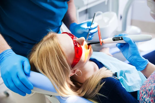Zahnarzt behandelt Zähne lizenzfreie Stockbilder