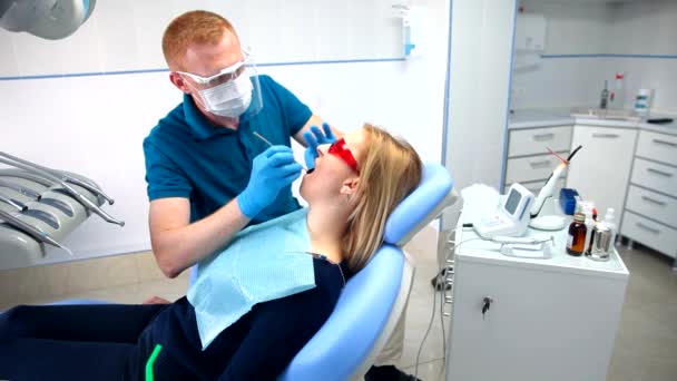 Dentista trata los dientes — Vídeo de stock