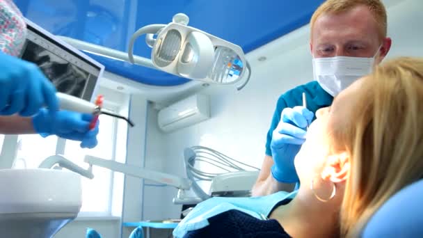 Dentiste soigne les dents — Video