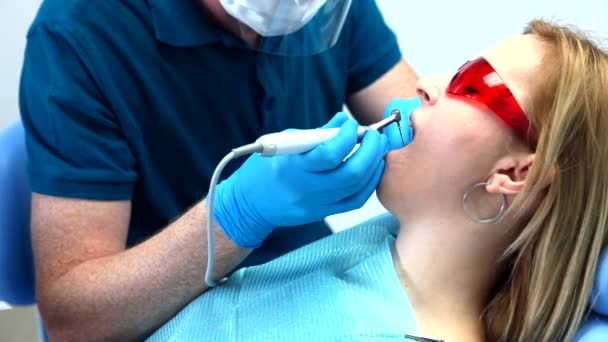 Zahnarzt behandelt Zähne — Stockvideo