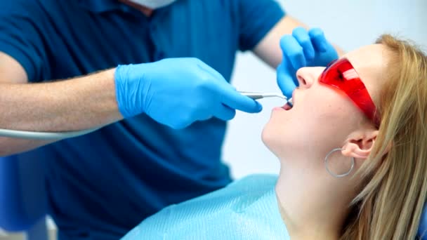 Dentiste soigne les dents — Video