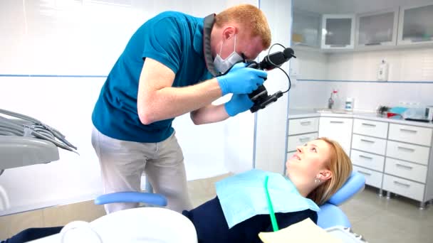 Dentista trata los dientes — Vídeo de stock