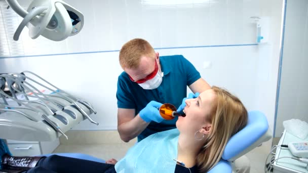Tandläkare behandlar tänder — Stockvideo