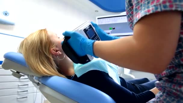 Dentista tratta denti, raggi X — Video Stock