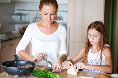 kahvaltı hazırlarken aile