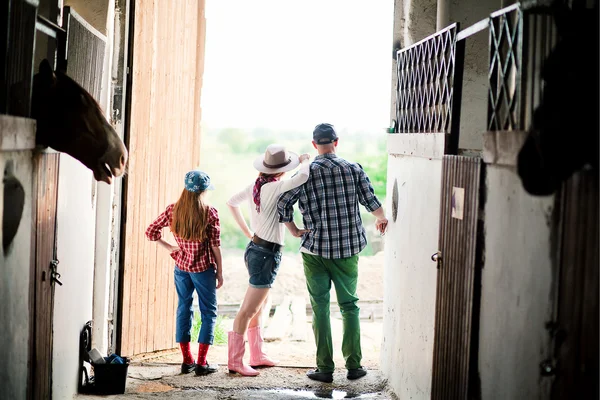 Familie op ranch, boerderij — Stockfoto