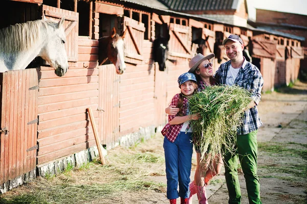 Familie op ranch — Stockfoto