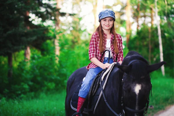 Menina e cavalo — Fotografia de Stock