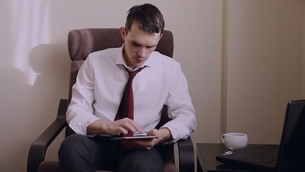 Mężczyzna stosujący tabletkę — Wideo stockowe
