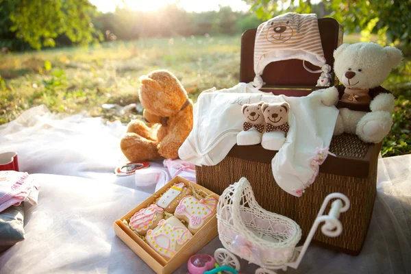 Babykleding en zacht speelgoed — Stockfoto