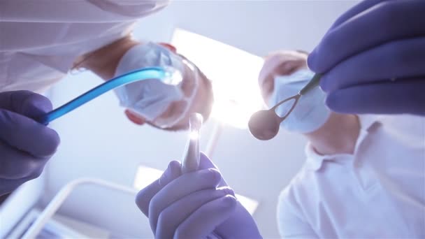 Dentista trata los dientes — Vídeo de stock