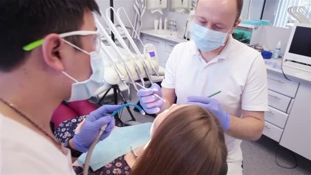 Zahnarzt behandelt Frau mit Zähnen — Stockvideo