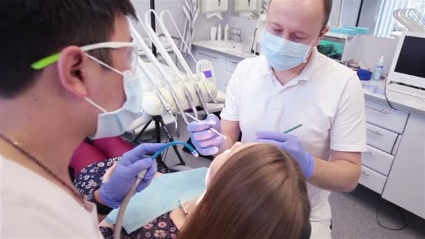 Dentista trata mulher dentes — Vídeo de Stock