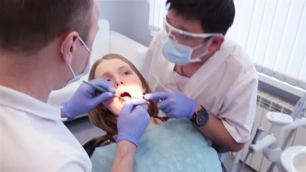 Dentista trata dientes mujer — Vídeo de stock