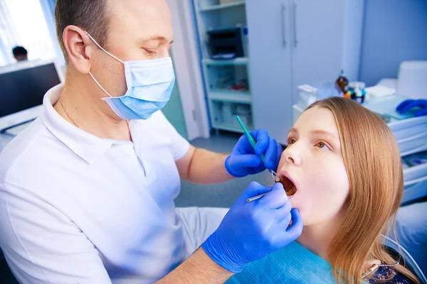 Стоматолог лечит зубы — стоковое фото