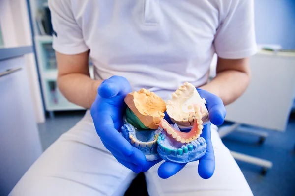 Стоматолог лечит зубы — стоковое фото