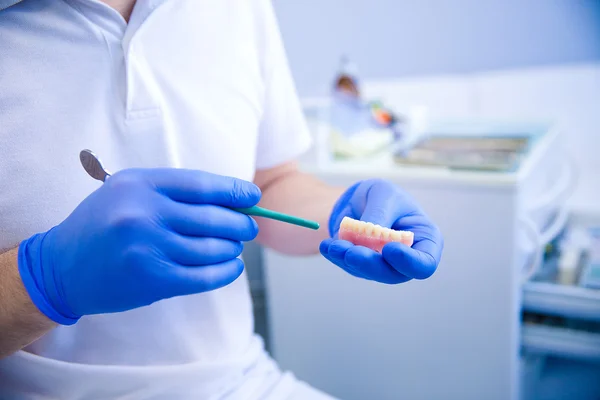 Zahnarzt behandelt Zähne lizenzfreie Stockbilder