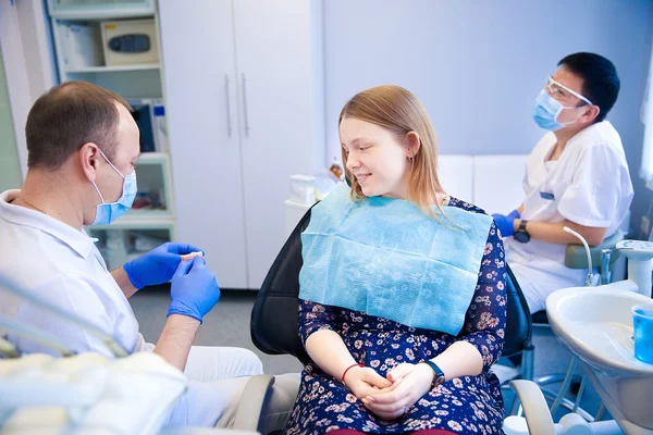 Zahnarzt behandelt Zähne Stockbild