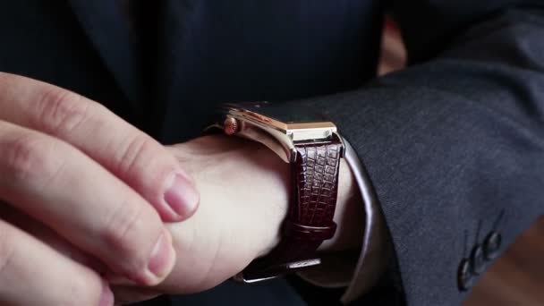 Hombre de negocios reloj en traje — Vídeo de stock