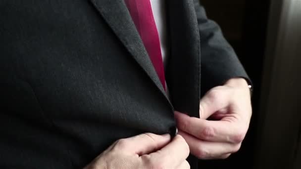 Hombre de negocios reloj en traje — Vídeo de stock