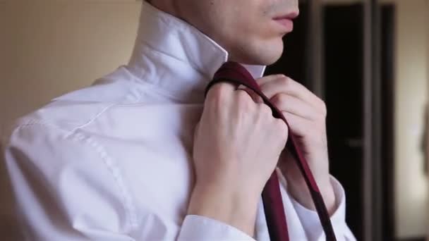 Hombre pone corbata — Vídeo de stock