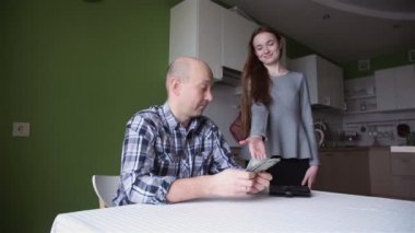Kız para için sorar