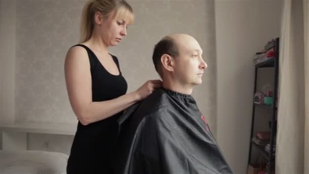 Barber cuts hair man at home — Stock Video