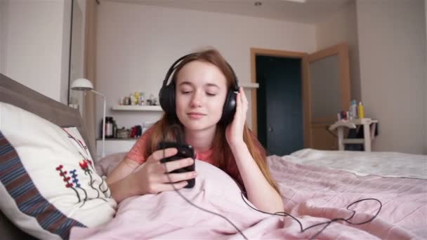 Chica está escuchando música — Vídeo de stock