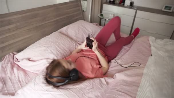 Chica está escuchando música — Vídeo de stock