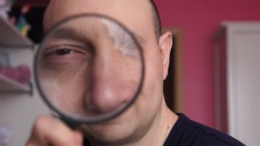 Büyüteçle bakan bir adam