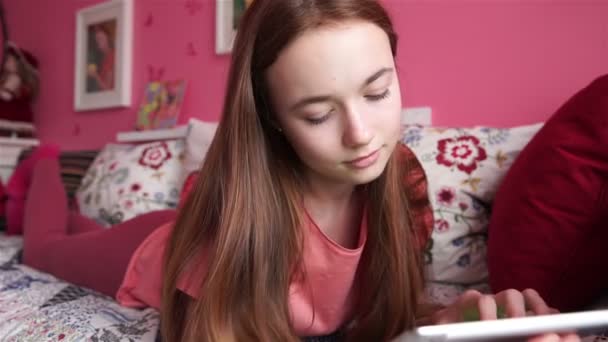 Menina usando tablet — Vídeo de Stock