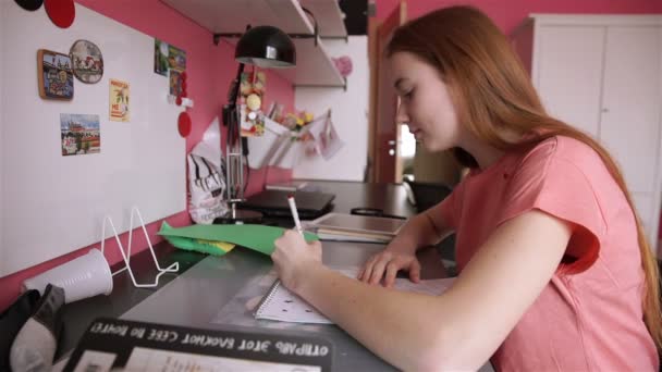 Mädchen zeichnet Bleistift auf Papier — Stockvideo